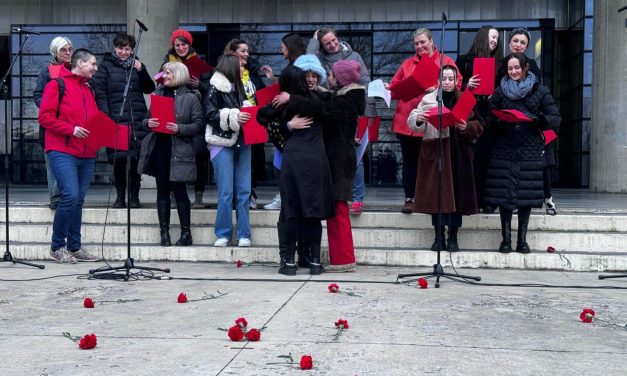 Arijana Lekić-Fridrih uz podršku ženskog zbora i Severine izvela feminističku verziju Lijepe naše pred MSU-om!